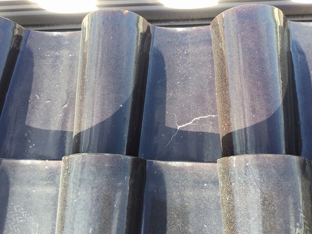 ヒビが入っている瓦